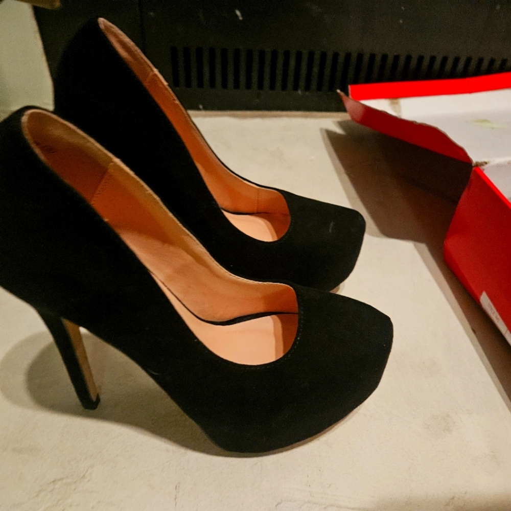 Shoes size 6